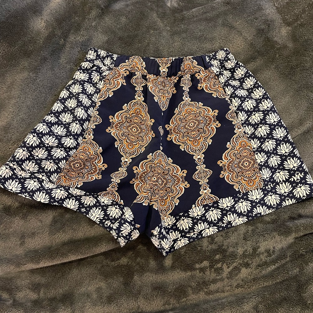 Printed shorts with pockets